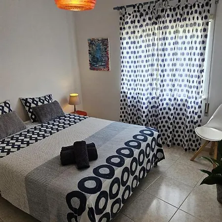 Проживание в семье Double Bedroom With Private Bathroom By Harbour Лагуш