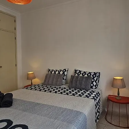 Double Bedroom With Private Bathroom By Harbour Лагуш