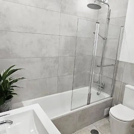 Double Bedroom With Private Bathroom By Harbour